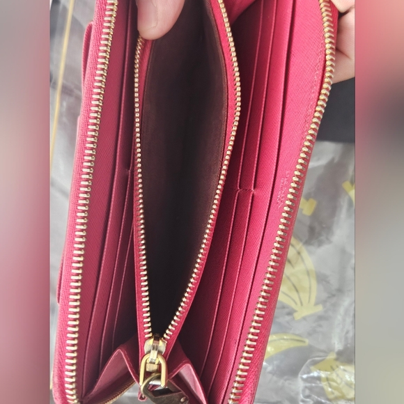 Prada Pink Wallet with Bow Detail - Picture 7 of 10